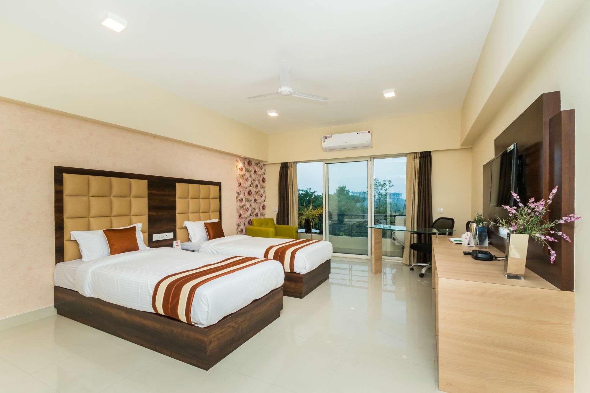 Capital O 10212 Hotel West Willows Xanadu Калькутта Экстерьер фото